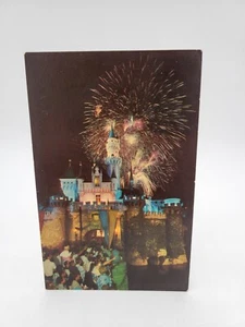 Estampilla de correo aéreo castillo fantasía vista nocturna fuegos artificiales postal Disneyland de colección   - Imagen 1 de 2