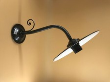 Lampada lampione a parete per esterno in ferro battuto con piatto smaltato 2400