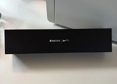 Apple Watch Series 3 Nike+ 42mm Smartwatch - Schwarz mit ladekabel + Verpackung  - Bild 1 von 4