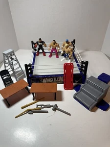 Anello WWE Knuckle Crunchers esclusivo Wrestlemania Goes Hollywood con accessori - Foto 1 di 6