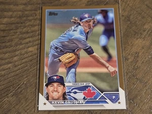 2023 Topps #153 Kevin Gausman Gold SP #/2023 casi nuevo - Imagen 1 de 3