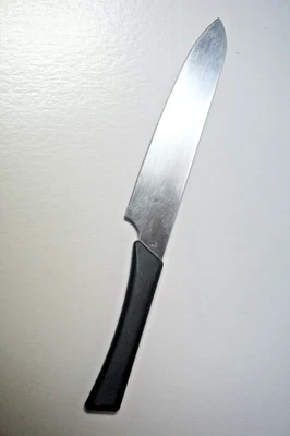 Cuchillo de chef utilitario de hoja dentada de acero inoxidable IKEA 8" Foto 1 de 3