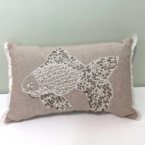 Almohada con cuentas adornada con peces detalles de perlas Lake Cottage playa de verano - Imagen 1 de 6