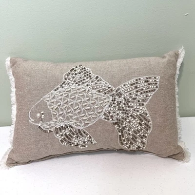 Almohada con cuentas adornada con peces detalles de perlas Lake Cottage playa de verano Foto 1 de 4