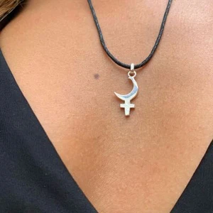 Collar Colgante Plata Símbolo Diosa Lilith Negra - Imagen 1 de 1