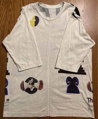 Camiseta Issey Miyake National Art Museum logotipo impressão usada - Imagem 1 de 4