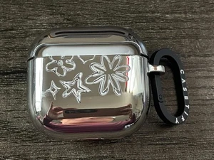 CASETiFY Mirror AirPods (4. Gen) Case mit Ring - Chrome Doodles - Silber - Bild 1 von 8