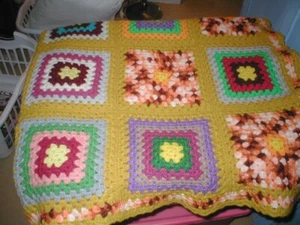 Vintage Afghan in tollen Farben - perfekte Größe zum Aufhängen über die Rückseite der Couch - Bild 1 von 4