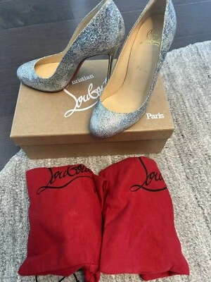 Christian Louboutin FiFi 100 ¡Bomba de tacón brillante! Talla 37! Boda formal! $$ ¡NUEVO EN CAJA! Foto 1 de 4
