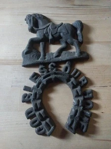 ANTICO COPRILETTO ORNATO IN GHISA FERRO DI CAVALLO E CAVALLO DIO BENEDICA LA NOSTRA CASA 1800 - Foto 1 di 2