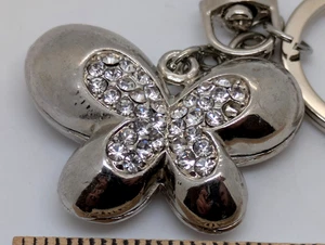 Funkelnder silberfarbener Schmetterling Schlüsselanhänger - Bild 1 von 4