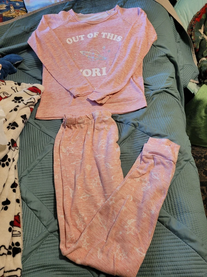 Conjunto de pijama pequeño rosa fuera de este mundo Foto 1 de 4