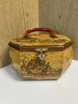 Cartera decoupage de madera de los años 60 con mango acrílico escena de carro británico Foto 1 de 4