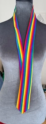 Corbata de cuello a rayas arco iris accesorio Orgullo LGBTQ Foto 1 de 3
