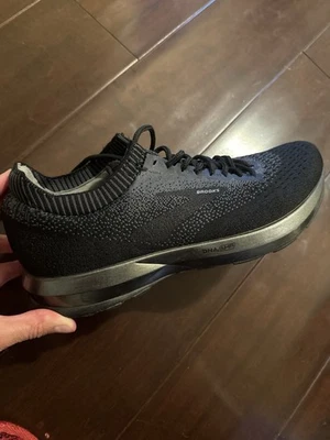 Brooks Levitate 2, con parte superior tejida tipo calcetín y entresuela de retorno de energía AMP de ADN USADA EN EXCELENTE ESTADO Foto 1 de 4