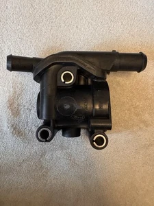 THERMOSTAT MIT GEHÄUSE FÜR FORD FOCUS MK1 TOURNEO TRANSIT CONNECT XS4G-9K478-BD - Bild 1 von 6