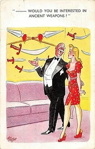 POSTKARTE COMIC HÜBSCHES MÄDCHEN - ALTE DUFFER - ALTE WAFFEN - Bild 1 von 2