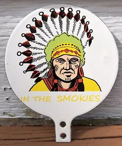 VINTAGE CHEROKEE INDIANERRESERVAT SMOKIES 5" PORZELLAN GAS ÖL ETIKETT AUFSATZ SCHILD - Bild 1 von 6