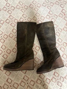 Stivali Frye marrone oliva pelle invecchiata zeppa tacco Harlow Campus alti donna - Foto 1 di 16