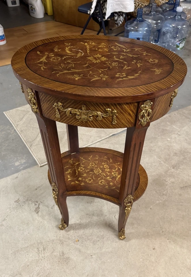 Mesa auxiliar de centro vintage francesa estilo Luis XV tallada en nogal y madera satinada Foto 1 de 4