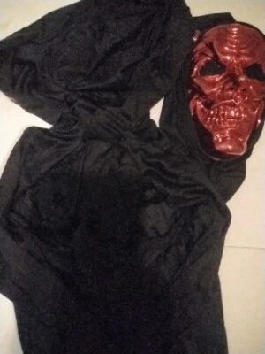 Máscara Diablos Y Bata Negra Con Capucha Halloween Adulto Disfraz Usado  Foto 1 de 4