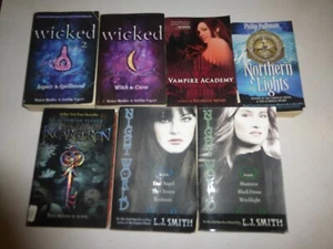 7 Lot Science Fiction Vampires, Wicked,Vampire Academy,NightWorld,Incarceron+SF - Foto 1 di 3