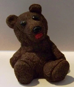 MINI FIGURA ESCULTURA DE OSO DE PELUCHE DISQUETE DE RESINA MARRÓN MINIATURA DE 2 - Imagen 1 de 1