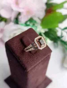 Anillo de boda de diamantes de chocolate creado en laboratorio con corte esmeralda de 2 quilates enchapado en oro rosa de 14 quilates - Imagen 1 de 4