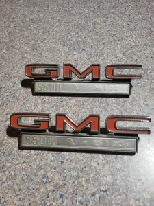 QTY. (2) 1960’s - 1970’s GMC 5500 V Six Truck Emblems Vintage - Bild 1 von 2
