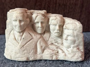 Recuerdo de escultura tallada Mount Rushmore (4 pulgadas) - Imagen 1 de 2