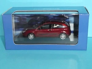 Ford Focus 2002 3 puertas MK 2 rojo metálico/negro interior Ford de Minichamps - Imagen 1 de 6