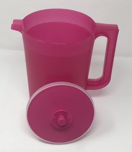 Jarra clásica Tupperware 2 cuartos botón sello rosa nueva - Imagen 1 de 1