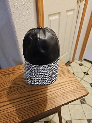 Gorra de béisbol de ala de estrás ajustable Foto 1 de 3