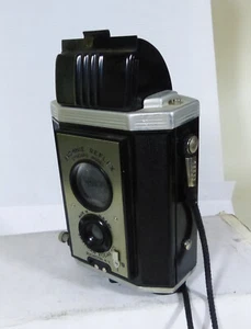 Cámara modelo Kodak Brownie Reflex Synchro vintage con estuche y correa de pantalla - Imagen 1 de 9