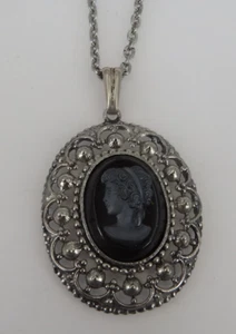 Neugablonz Dieter Knobloch: Anhänger an Kette im Historismus Stil Kamee (117210) - Bild 1 von 6