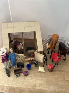 Breyer Pferde Holzstall, 2 Puppen, 5 Pferde Konvolut mit Zubehör - Bild 1 von 15