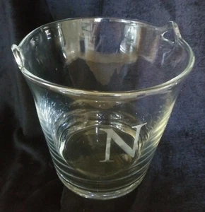 "MESA CON CUBO DE HIELO MONOGRAMA DE VIDRIO DECORACIÓN ESMERILADA INICIAL ""N"" - Imagen 1 de 11