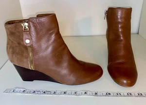 Isaac Mizrahi Cognac Brown Leather & Suede Kierra Wedge Ankle Boots Size 7.5 - Picture 1 of 5