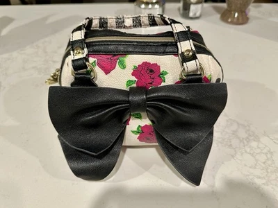 复古 Betsey Johnson 玫瑰印花钱包黑色蝴蝶结挎包手柄磨损 — 第 1/4 张图片
