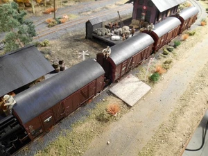 HO Roco Minitank 9th Panzer Army POW Train A2209 with soldiers Custom Painted - Picture 1 of 5