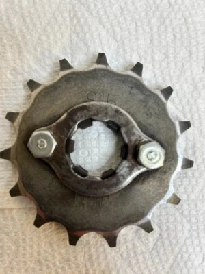Honda CB450 1974 piñón delantero vintage 15 dientes y placa de fijación OEM 23801-346-00 Foto 1 de 4