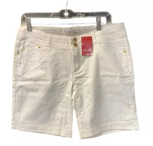 Guess Chino Shorts Women’s Size 30 White Casual Bermuda NWT - Picture 1 of 3