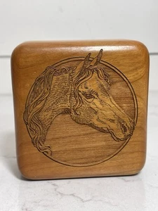 Wilderness Woods Laser geschnittener arabischer Pferdekopf gefüttert Walnussholz Schmuckschatulle Vintage - Bild 1 von 8