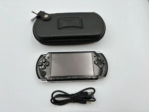 Sony PSP 3000 Console Piano Nero Giappone Gioco Region Free Testato Leggi 1 Giorno - Foto 1 di 16