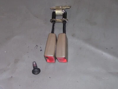 original 1998 Jaguar xj8 rear left center seatbelt buckle release 7088 / 7098 Foto 1 de 4