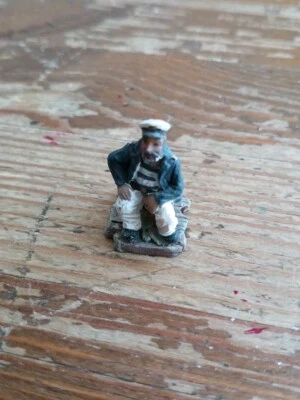 Kapitän Figur sitzend auf Poller 3cm Neu - Bild 1 von 3