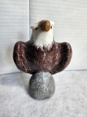 Estatuilla de vela esculpida de cera hecha a mano águila calva roca cuarto pájaro patriótico de EE. UU. Foto 1 de 4