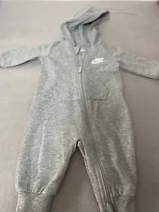 Nike Bebé Chándal Todo en Uno Cremallera Con Capucha Bebé Crecer Gris Edad 6 Meses Unisex - Imagen 1 de 8