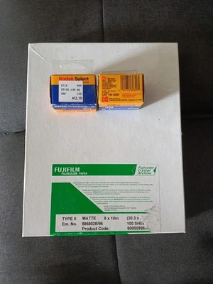 Papel fotográfico mate Fujifilm tipo II y 2 rollos de película (caducado) Foto 1 de 4