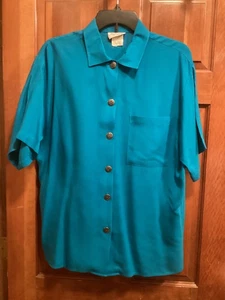Blusa De Colección Maggie Dulce Moda S/S Cuello Top Abotonado Aqua 42”Cx29”L Talla Mediana - Imagen 1 de 5